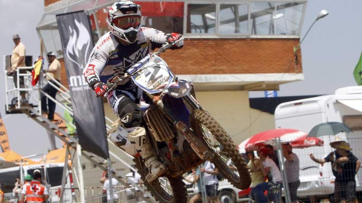Los pilotos del Campeonato de España trajeron ayer de nuevo toda la espectacularidad del motocross al circuito de La Salgada en La Bañeza e hicieron disfrutar a los aproximadamente 1.500 aficionados.