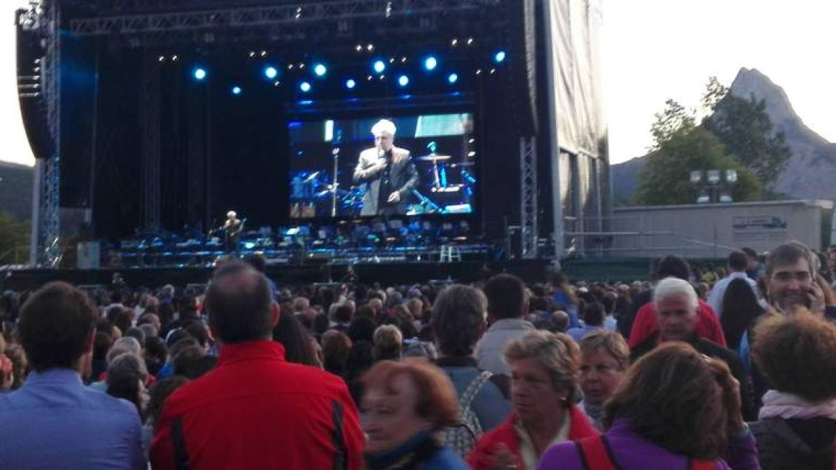 Un instante de la actuación del humorista León Harlem, incluida en el concierto Músicos en la Montaña. F.P.N.