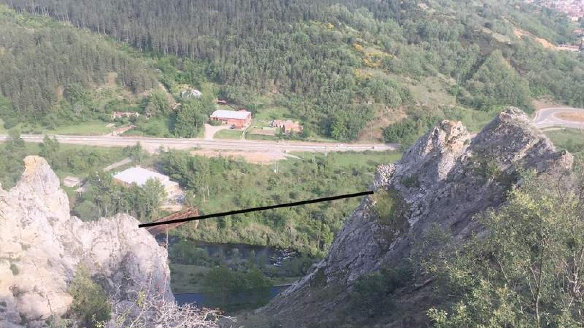Zona donde se ubicará el puente tibetano en el paraje de La Peralina de Cistierna. CAMPOS