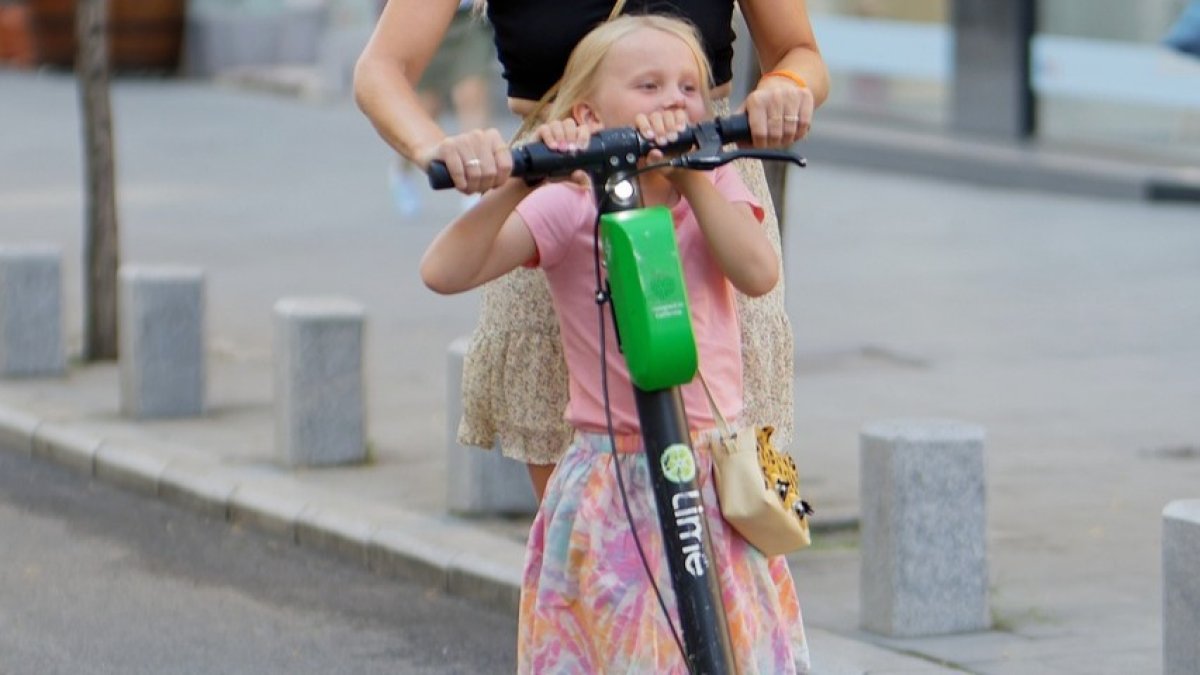 Destacan los accidentes relacionados con el uso inadecuado de los patinetes eléctricos, como menores que van de pasajeros. MIRCEA/PIXABAY