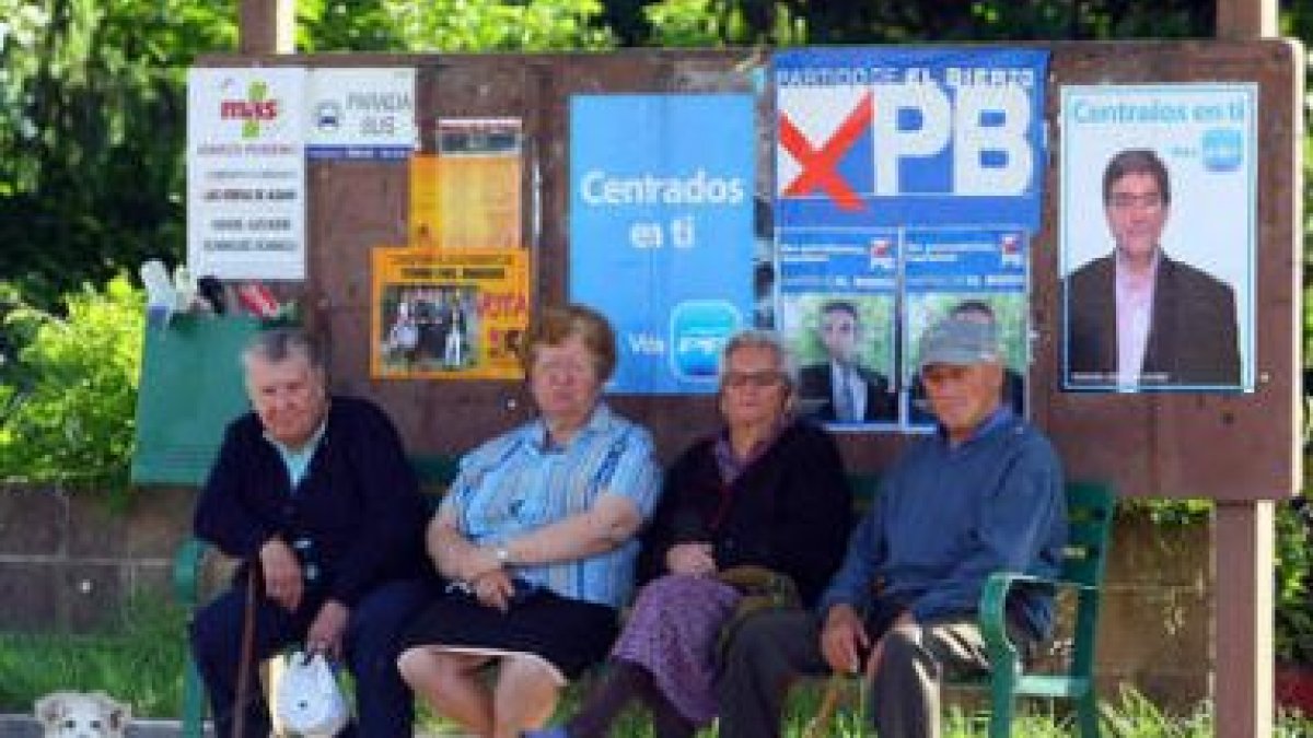 Vecinos de Torre, bajo los carteles electorales.