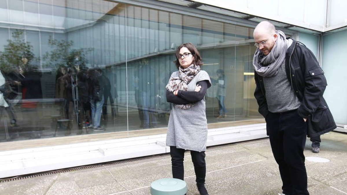 Los comisarios Leire Vergara y Juan de Nieves ante una obra ‘sonora’ de Rosa Barba.