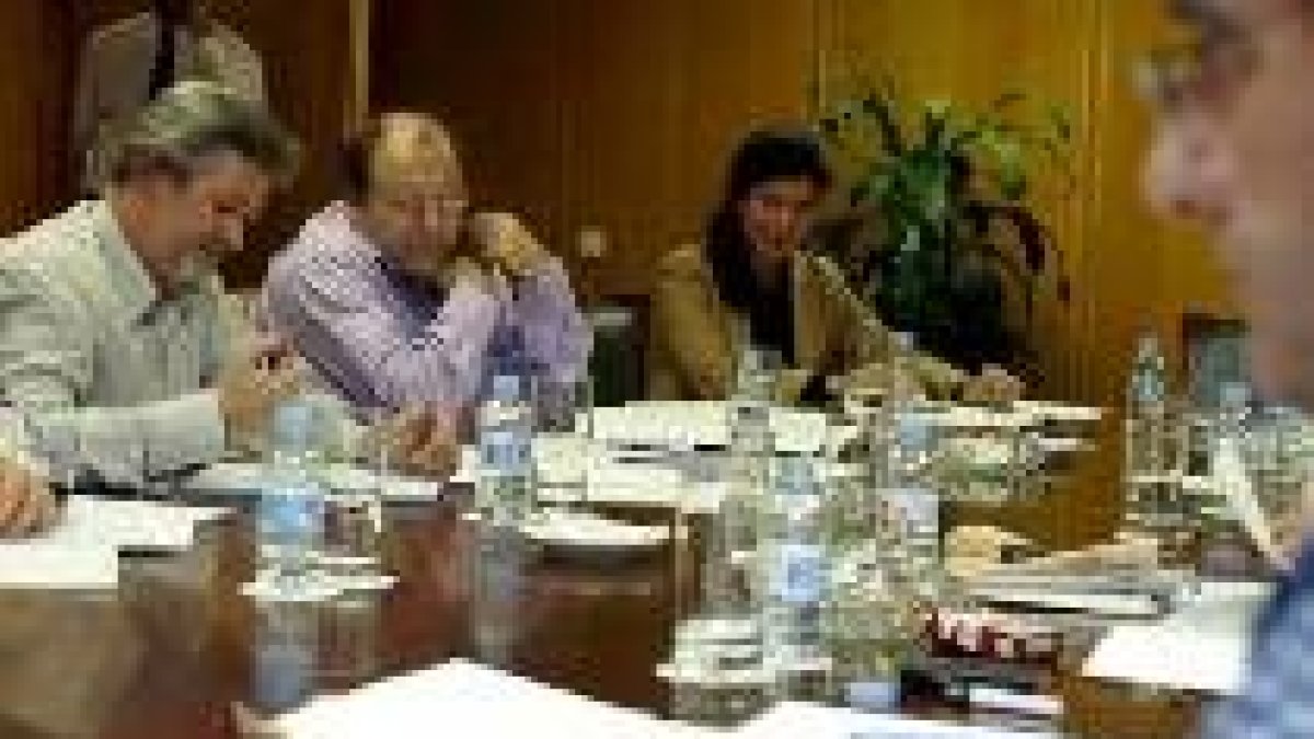 Los representantes de UGT y CC.OO. ayer con la directora general Minas, Carmen Becerril (al fondo)