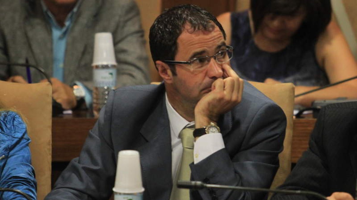 El concejal de Hacienda del PP, Neftalí Fernández, durante una sesión plenaria.