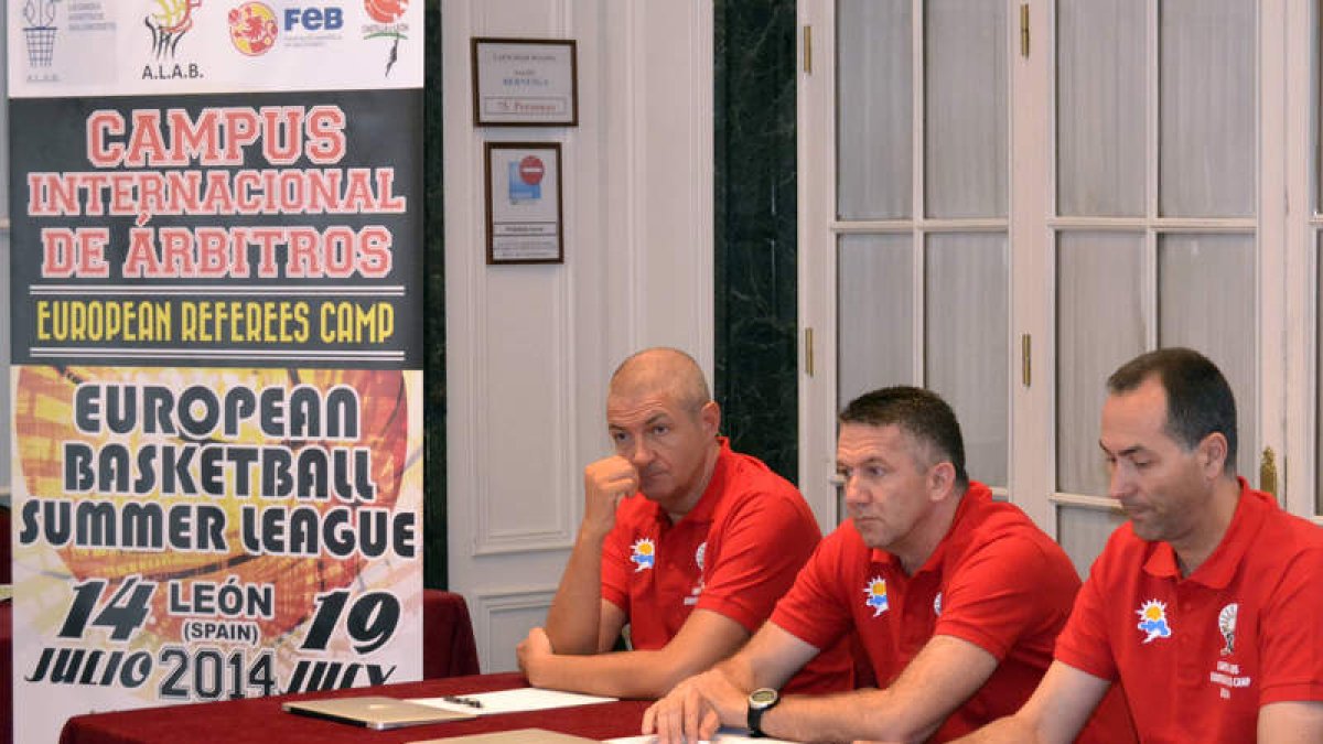 Lamonica, Radovic y Bultó, ayer, en la primera jornada del campus internacional de árbitros.
