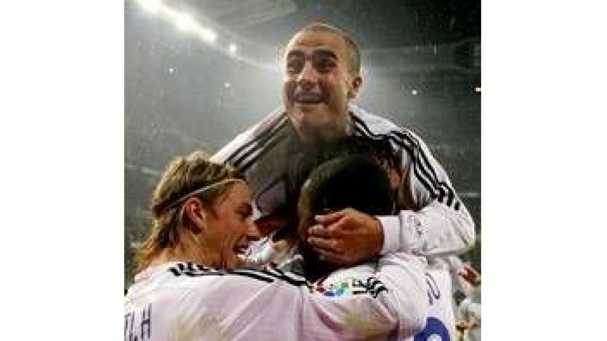 Los jugadores blancos se abrazan alborozados después de derrotar al Barcelona