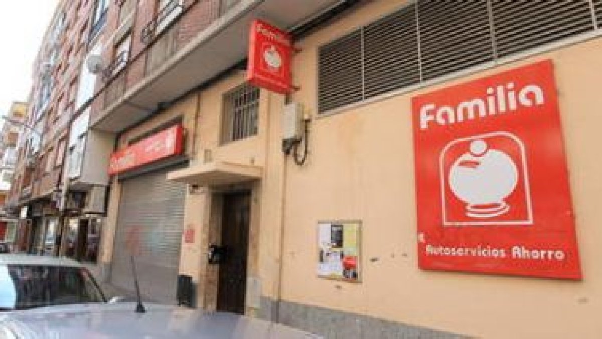 El exterior del supermercado Familia, en la calle Mateo Garza, en el centro de Ponferrada.