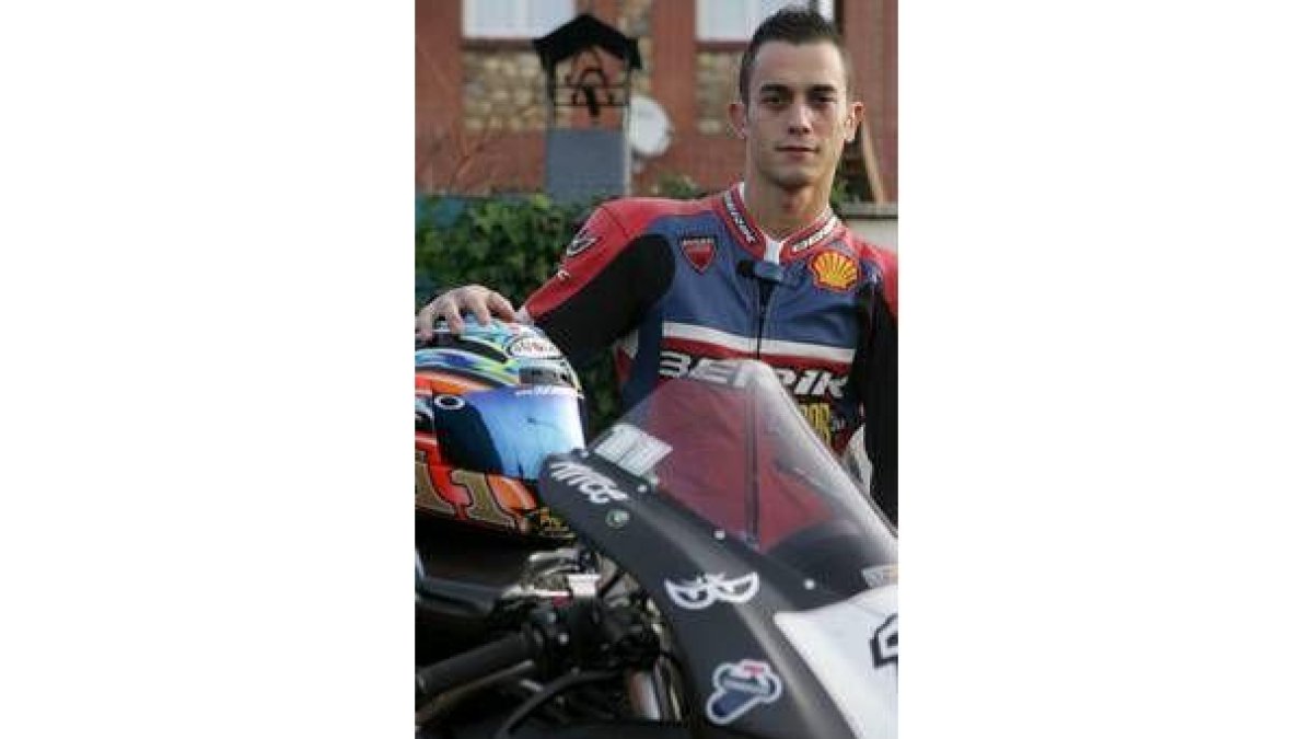 Isaac García posa junto a su ducati, con la que correrá en marzo