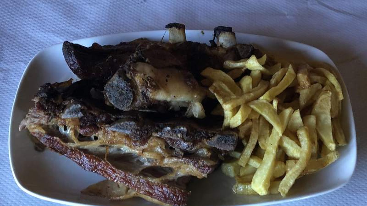 La Taberna de Filiel se encuentra en la calle San Antonio, número 1, de este pueblo maragato. Bajo reserva previa también ofrece cordero. Su número de teléfono es el 636 181 785
