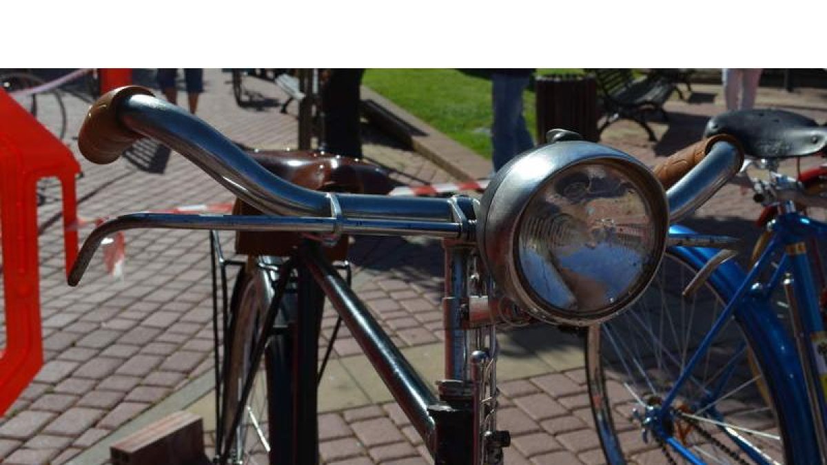 Imagen de una bicicleta clásica con su característico faro y manillar, expuesta en una edición pasada del Ciclofest. MEDINA