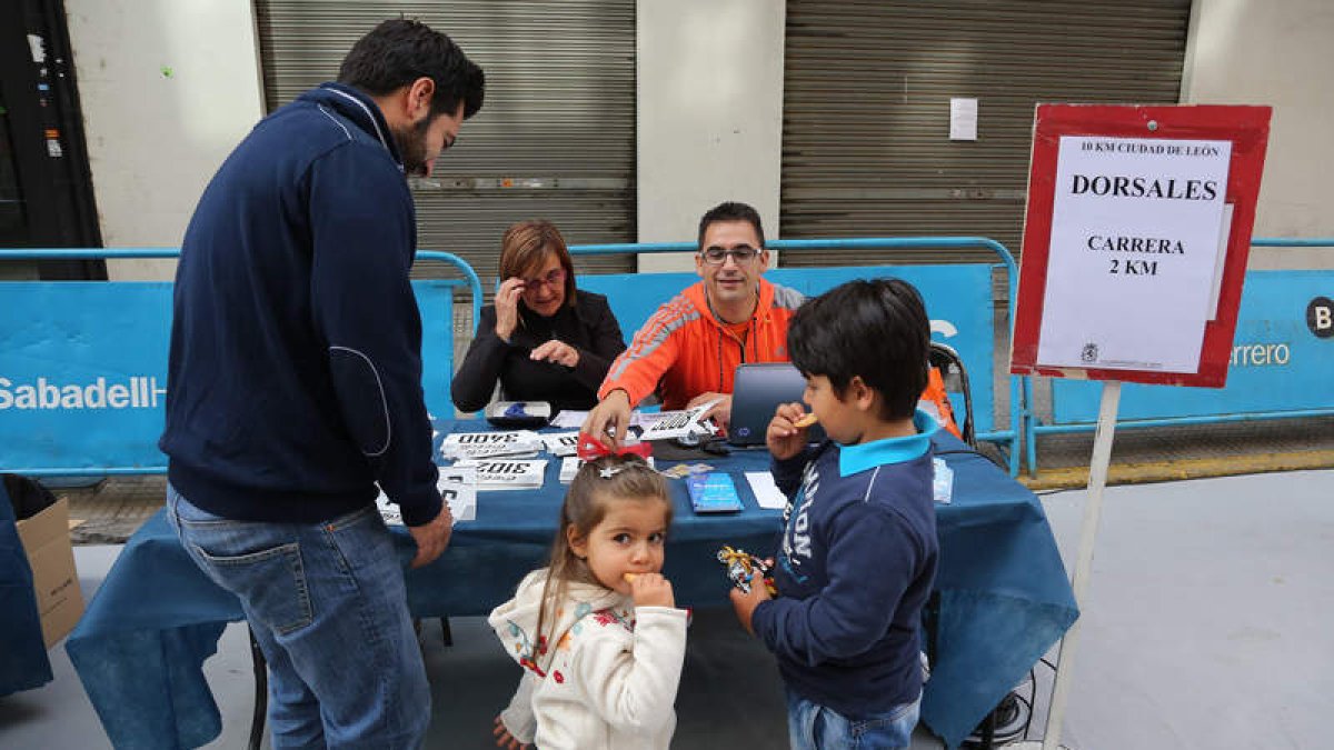 La ilusión de los atletas para hoy queda patente en la imagen.