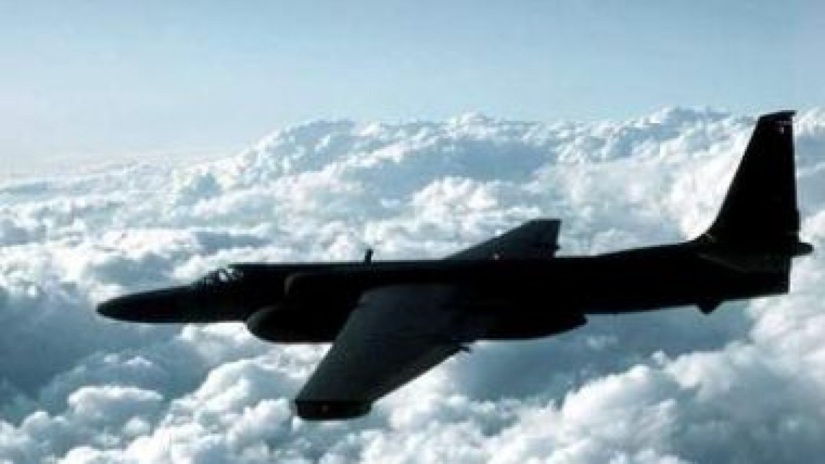 Avión espía estadounidense U-2 sobrevolando un lugar desconocido.