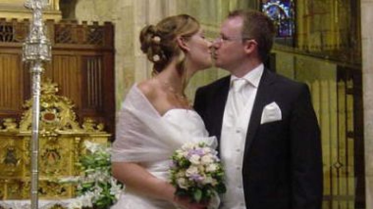 Lucie Persent y Félix Simó, instantes después de contraer matrimonio.