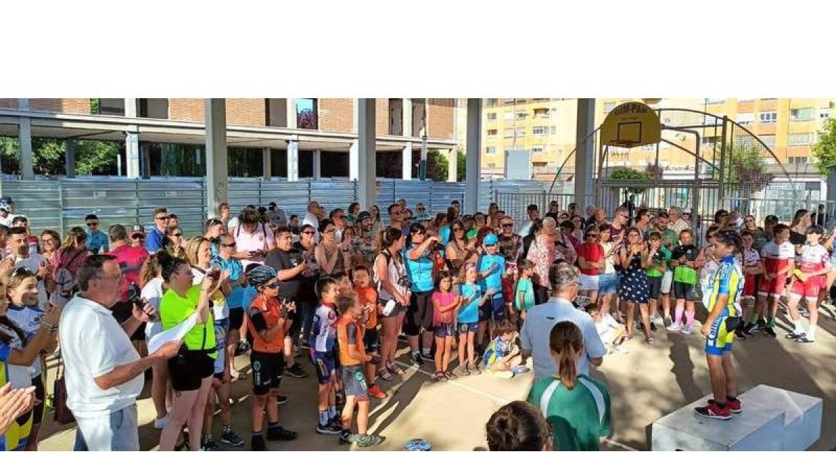 El trofeo ciclista Escuelas de Pinilla preludia las fiestas y congregó a decenas de jóvenes aficionados. DL