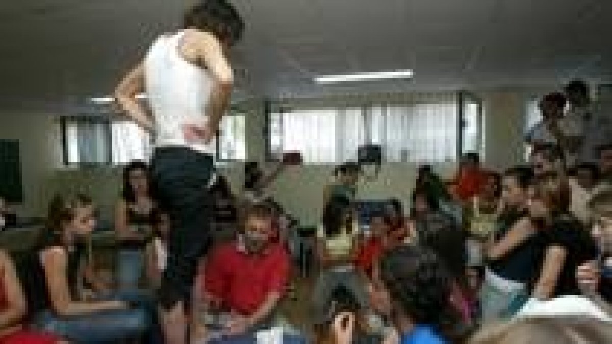 Una imagen de archivo de los alumnos de Fisoterapia durante una clase en el Campus de Ponferrada