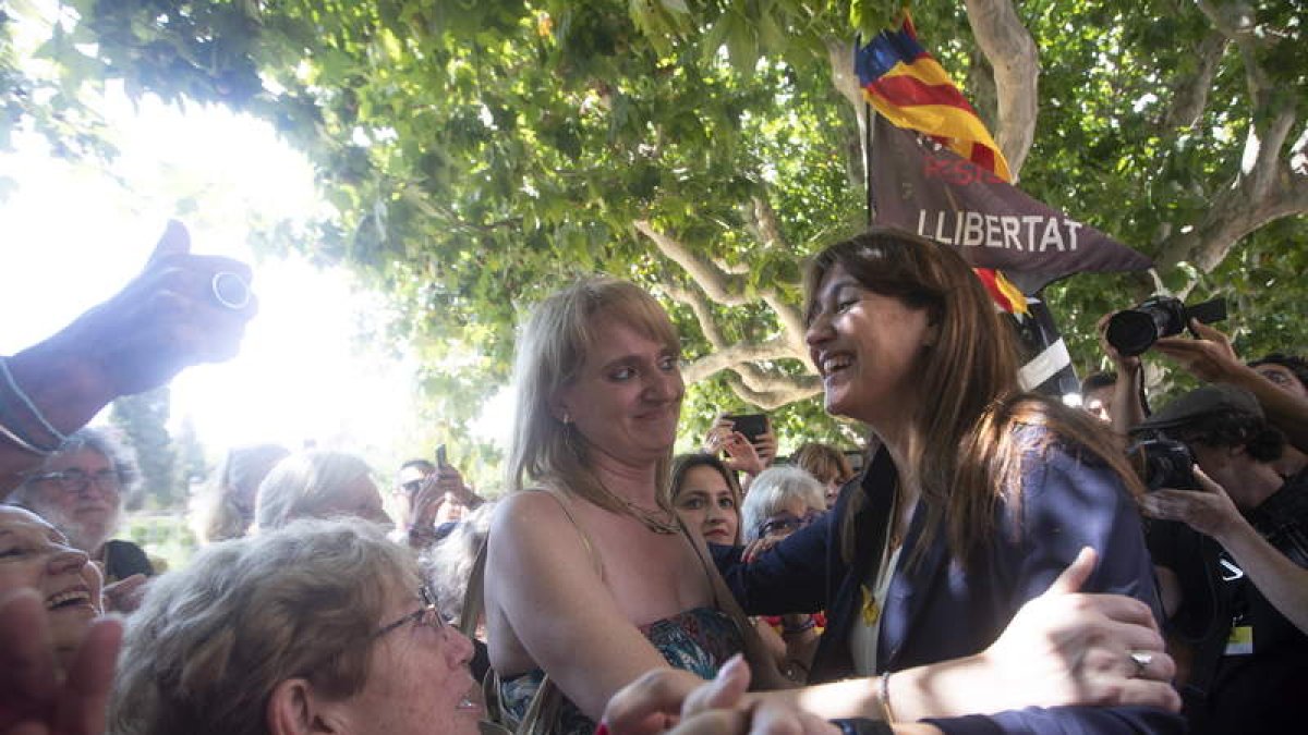Lura Borrás es aclamada tras su cese MARTA PÉREZ