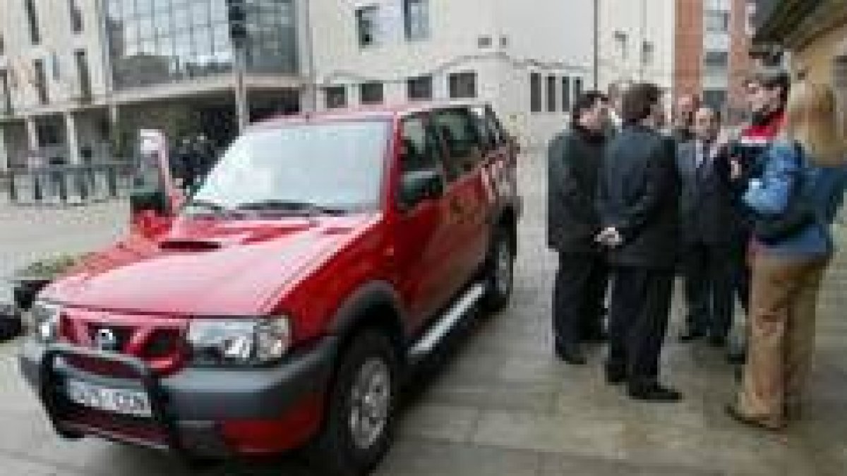 La Junta dotó al parque de bomberos de Ponferada de un todoterreno