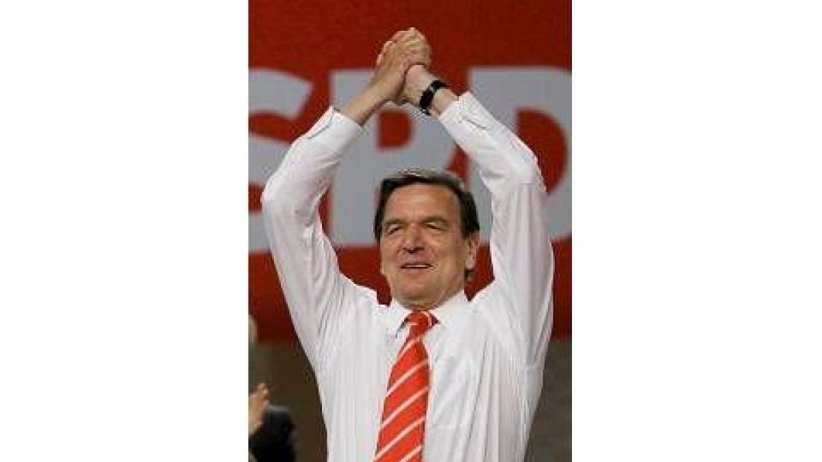 El canciller Schröder saluda a los simpatizantes al terminar el congreso