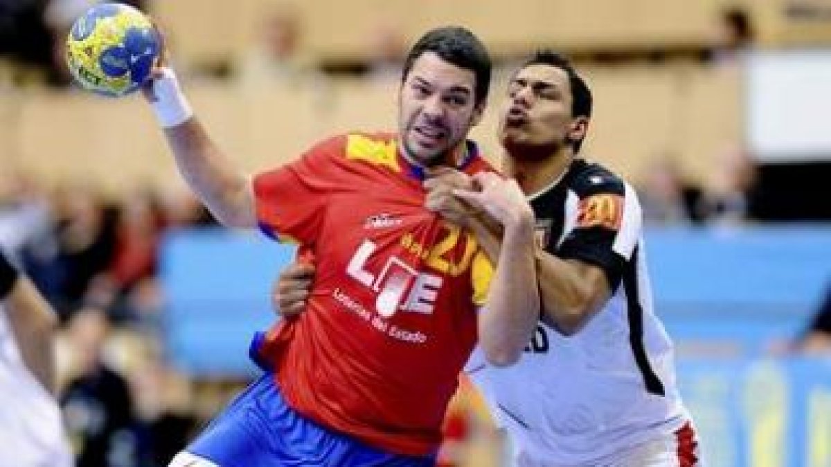 Chema Rodríguez intenta avanzar presionado por el egipcio Mustafa Hussein.