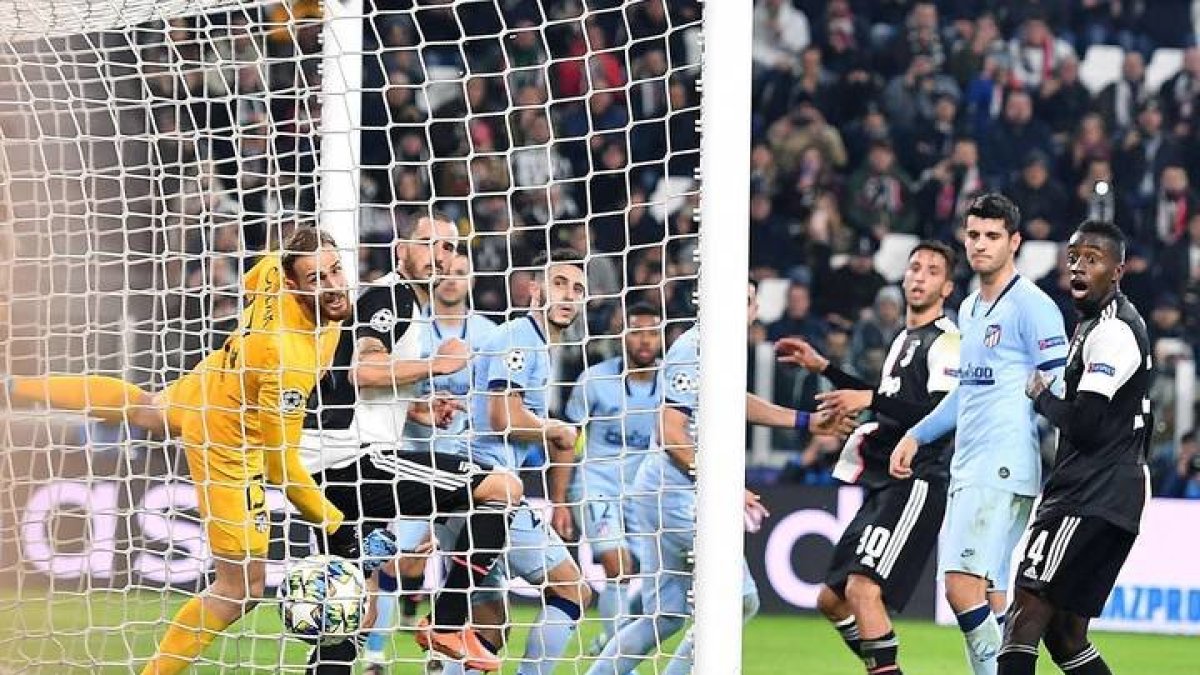 El portero del Atlético de Madrid, Oblak, no puede hacer nada por detener el balón. ALESSANDRO DI MARCO