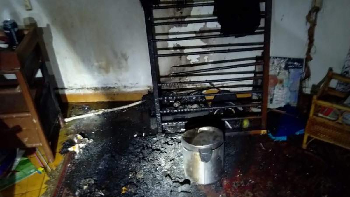 Estado en el que quedó el salón tras el fuego. DL