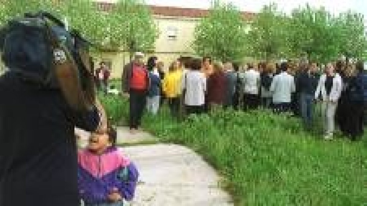 La imagen muestra una de las concentraciones del vecindario para exigir la mejora de la colonia