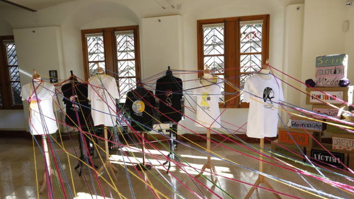 Exposición ‘Haciendo visible lo invisible’ realizada por mujeres en el Ciami de Villaquilambre en Botines. MARCIANO PÉREZ