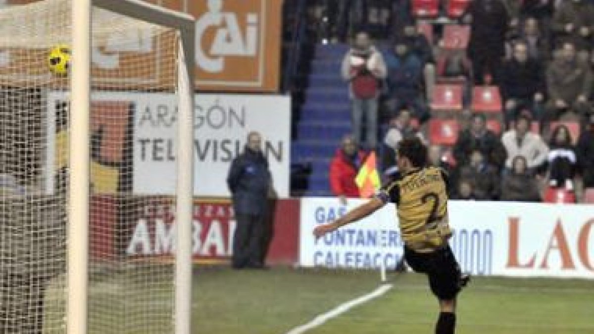 Momento en el que Alcaide introduce el balón en su propia portería al intentar despejar un remate