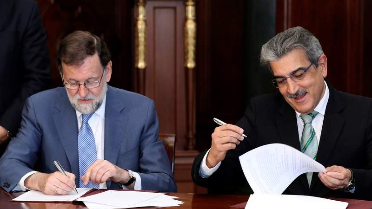 Mariano Rajoy y Román Rodríguez, durante la firma del acuerdo. ELVIRA URQUIJO A.