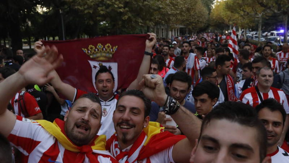 Las peñas del Sporting y de la Cultural protagonizarán un corteo previo al partido. MARCIANO PÉREZ