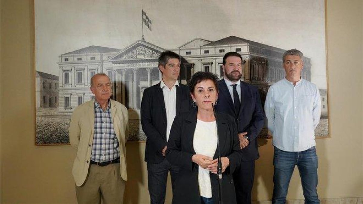 Los diputados de EH Bildu tras recoger sus actas de diputados.