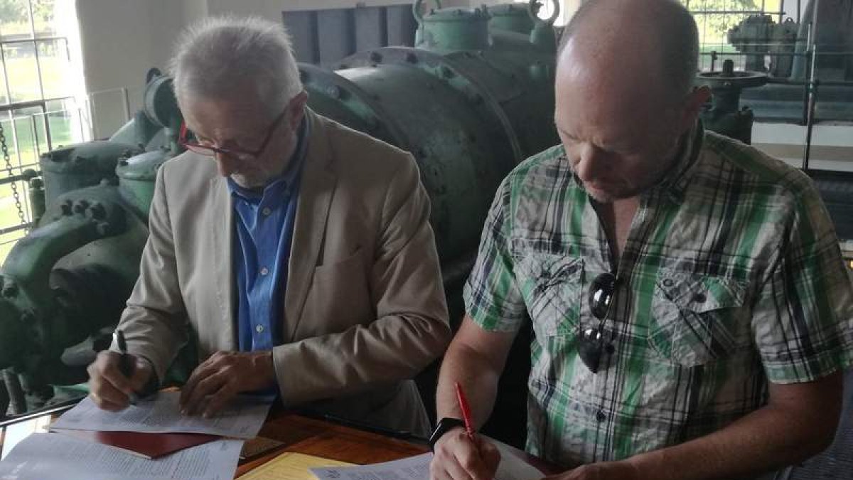 Arsenio Terrón (izquierda), del Museo de la Energía, ayer en la firma del convenio con Pablo Linares.