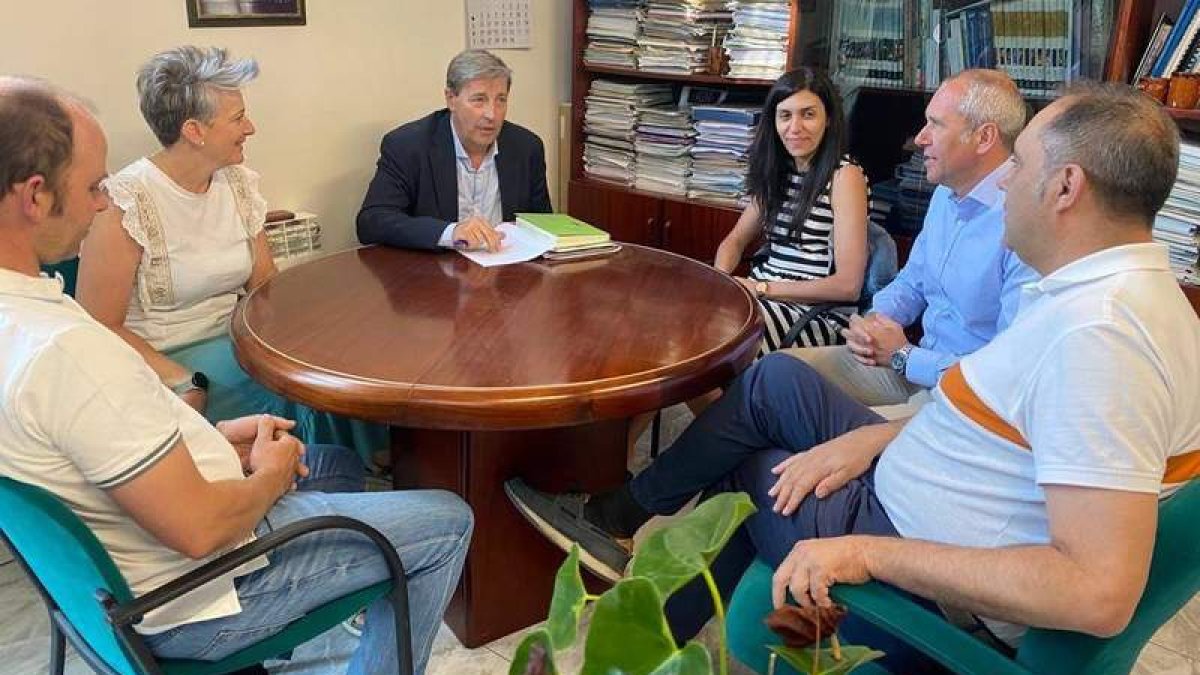 Un momento de la reunión ayer de los candidatos de UPL con Ugal. DL