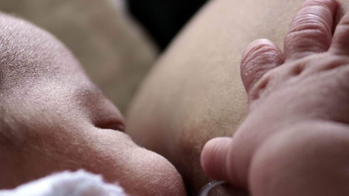 ¿Está presente el virus en la leche materna o en el cordón umbilical?