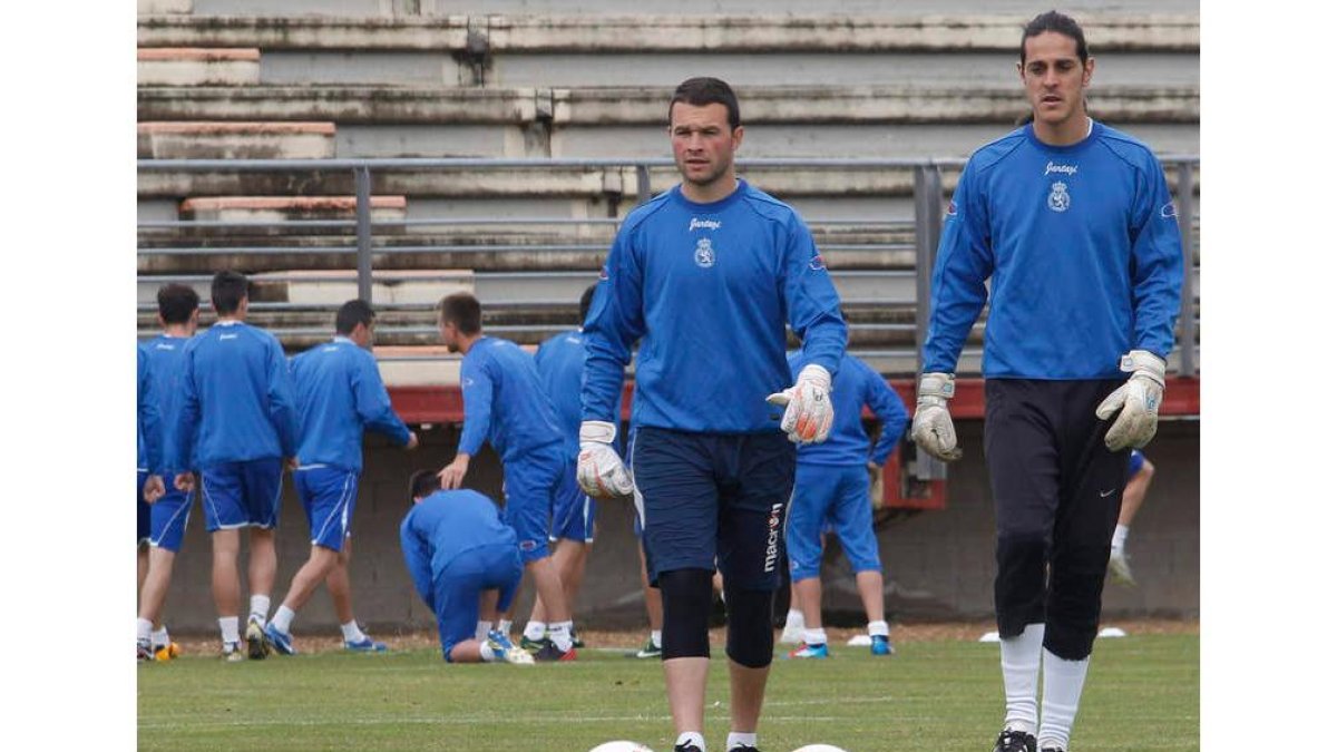 Los porteros de la Cultural Calzado y Emilio, al igual que el resto de la plantilla, trabajan para la vuelta.