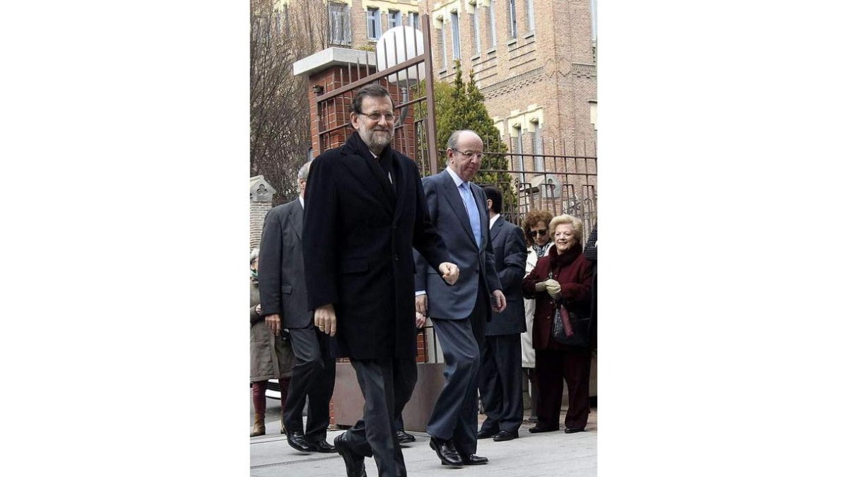 Rajoy, junto a Rafael Spottorno, a su llegada a la clínica.