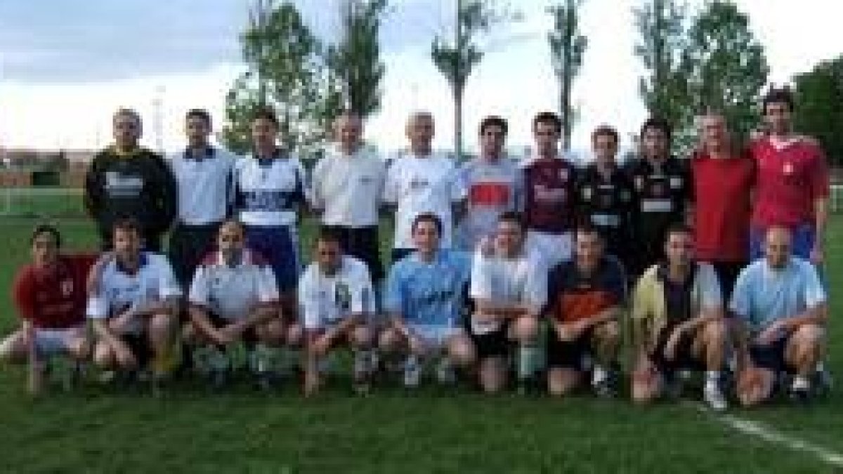 Foto de familia del partido de fútbol que despididó las fiestas de Jesuitas