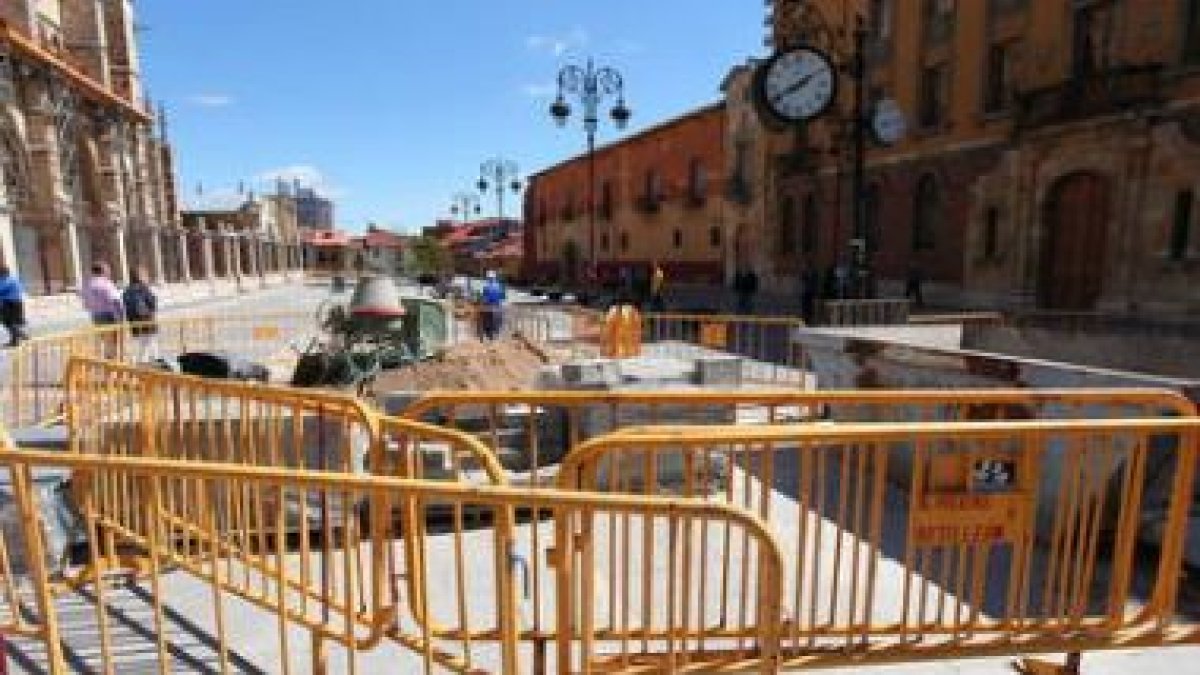 Las brigadas de obras del Ayuntamiento trabajan estos días en las baldosas de la plaza de Regla.