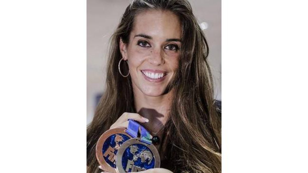 Ona Carbonell posa con la plata y el bronce obtenidos en Kazán, en la sede del CSD.