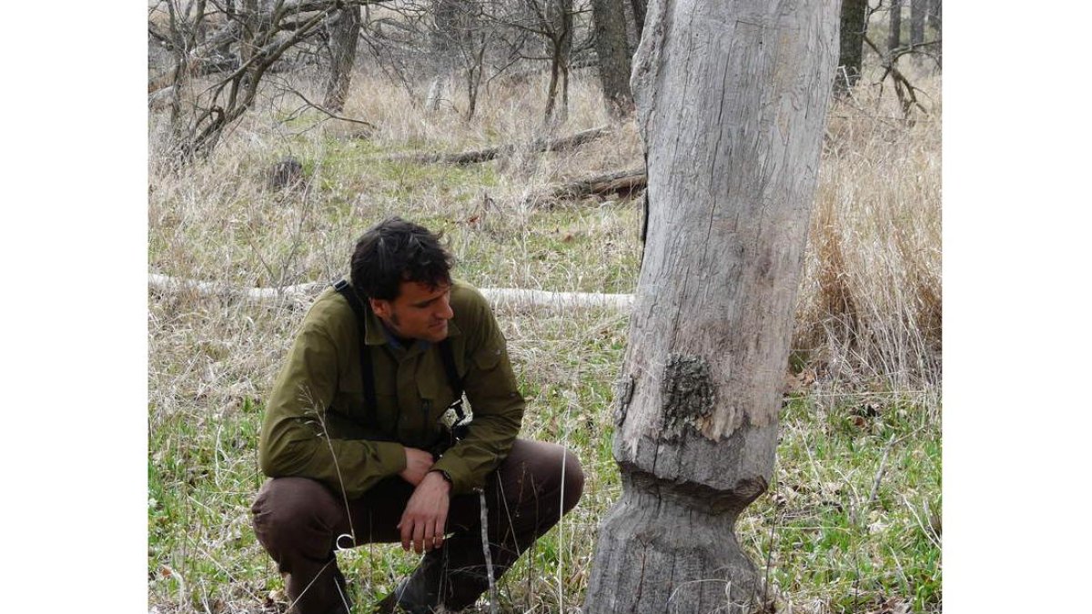 Manuel vive en un pequeño pueblo de Kansas, donde es «biólogo de bota».