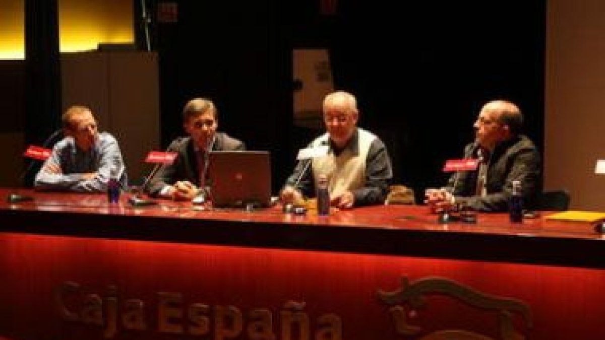La presentación del libro contó con sus autores en la Obra Social de Caja España.