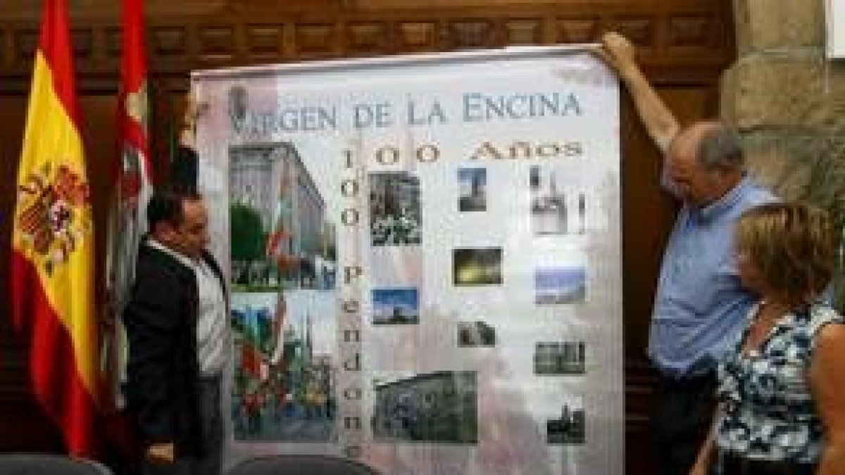 Cartel anunciador del desfile presentado por el Rectorado de La Encina y la edil María Crespo