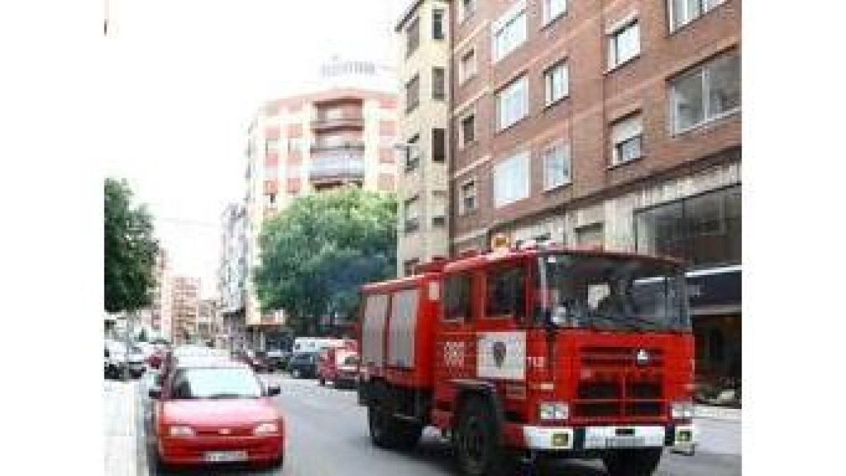 Los Bomberos, con un vehículo autobomba, apagaron las llamas del coche