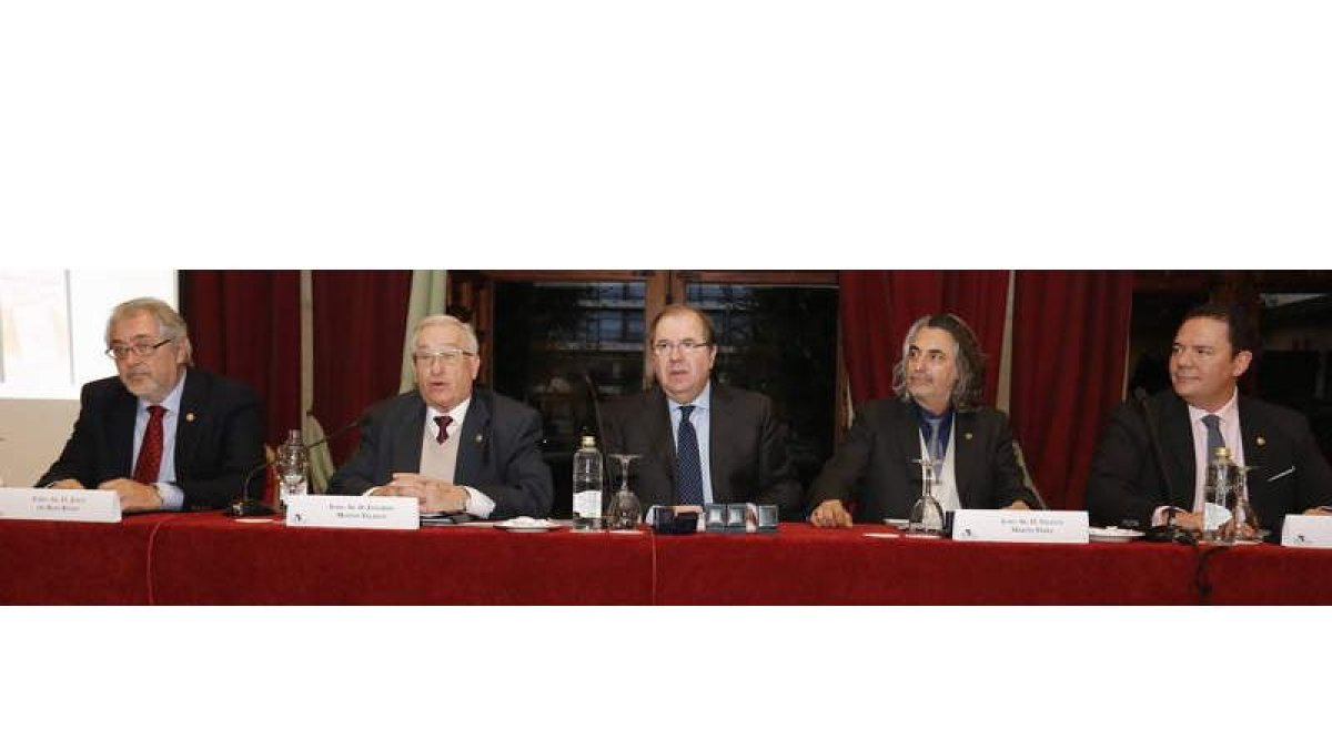 Jesús de Blas Recio, Eduardo Montes, Juan Vicente Herrera, Vicente Martín y Jaime Gutiérrez, ayer en el acto en el Hostal de San Marcos. ramiro