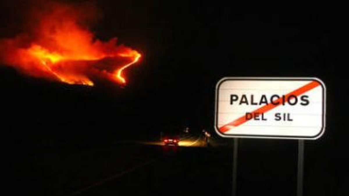 Las llamaradas que la noche del domingo recorrían el monte quedaron ayer controladas.