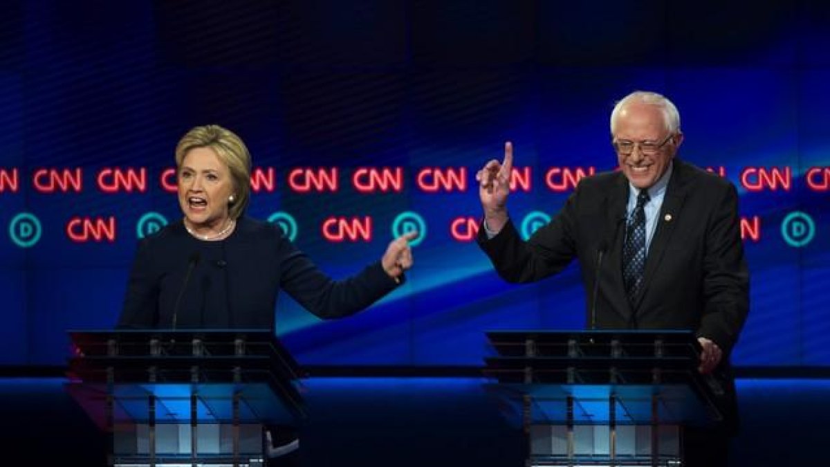 Hillary Clinton y Bernie Sanders, ayer en Flint, durante un momento del debate.
