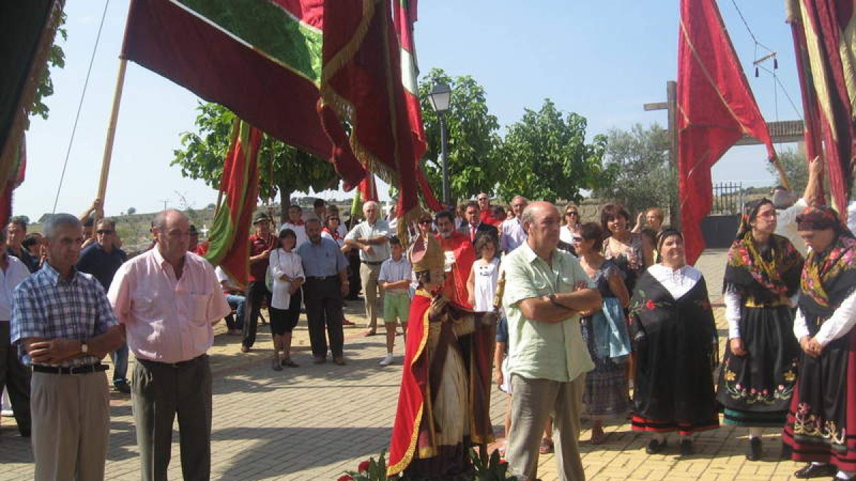 Los vecinos veneraron la imagen del patrón antes de entrar en la iglesia.