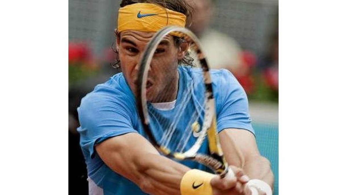Nadal devuelve una bola en el partido de ayer.