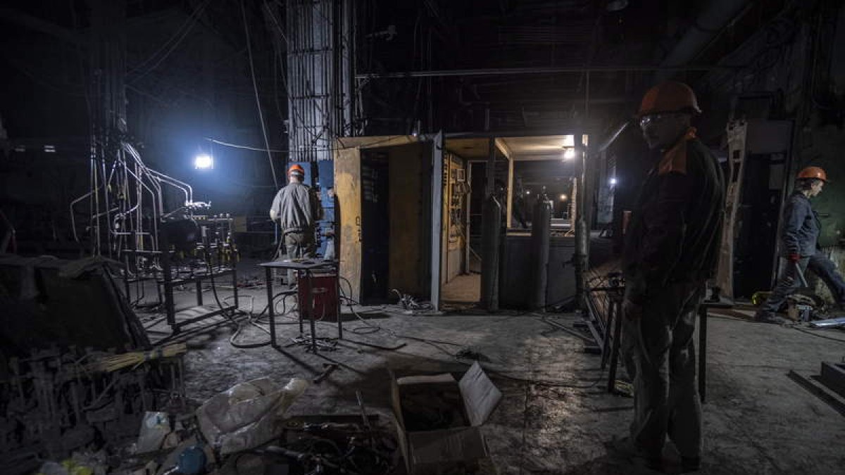 Trabajadores ucranianos reparan una planta eléctrica. MARIA SENOVILLA