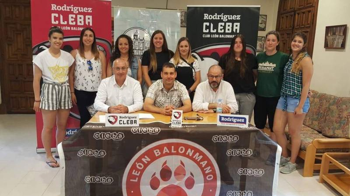 Varias jugadoras del primer equipo arroparon al técnico. CLEBA